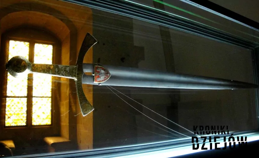 Szczerbiec w witrynie w Państwowych Zbiorach Sztuki na Wawelu - fot. metal.beast lic. CC BY-SA 3.0 Szczerbiec, czyli miecz królów Polski i jego historia, legenda, przechowywanie, znaczenie