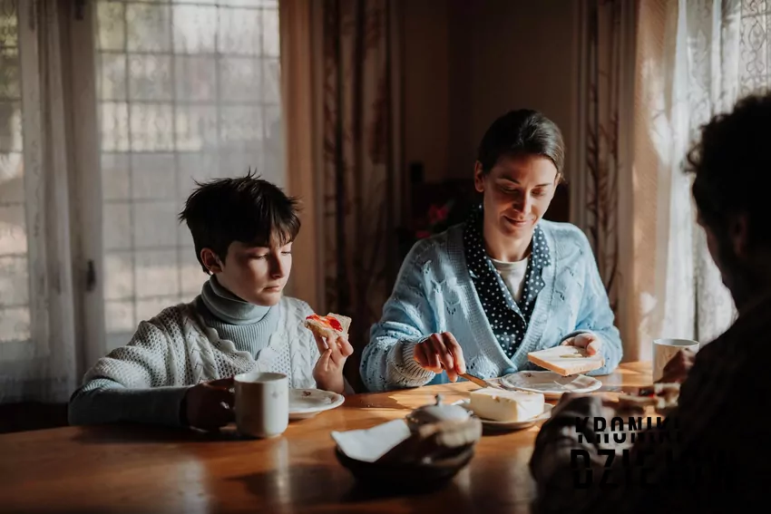 Rodzina spożywa posiłek przy stole