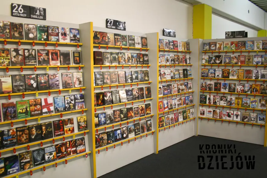 Półki z filmami w wypożyczalni, fot. domena publiczna/Wikipedia Półki z filmami w wypożyczalni