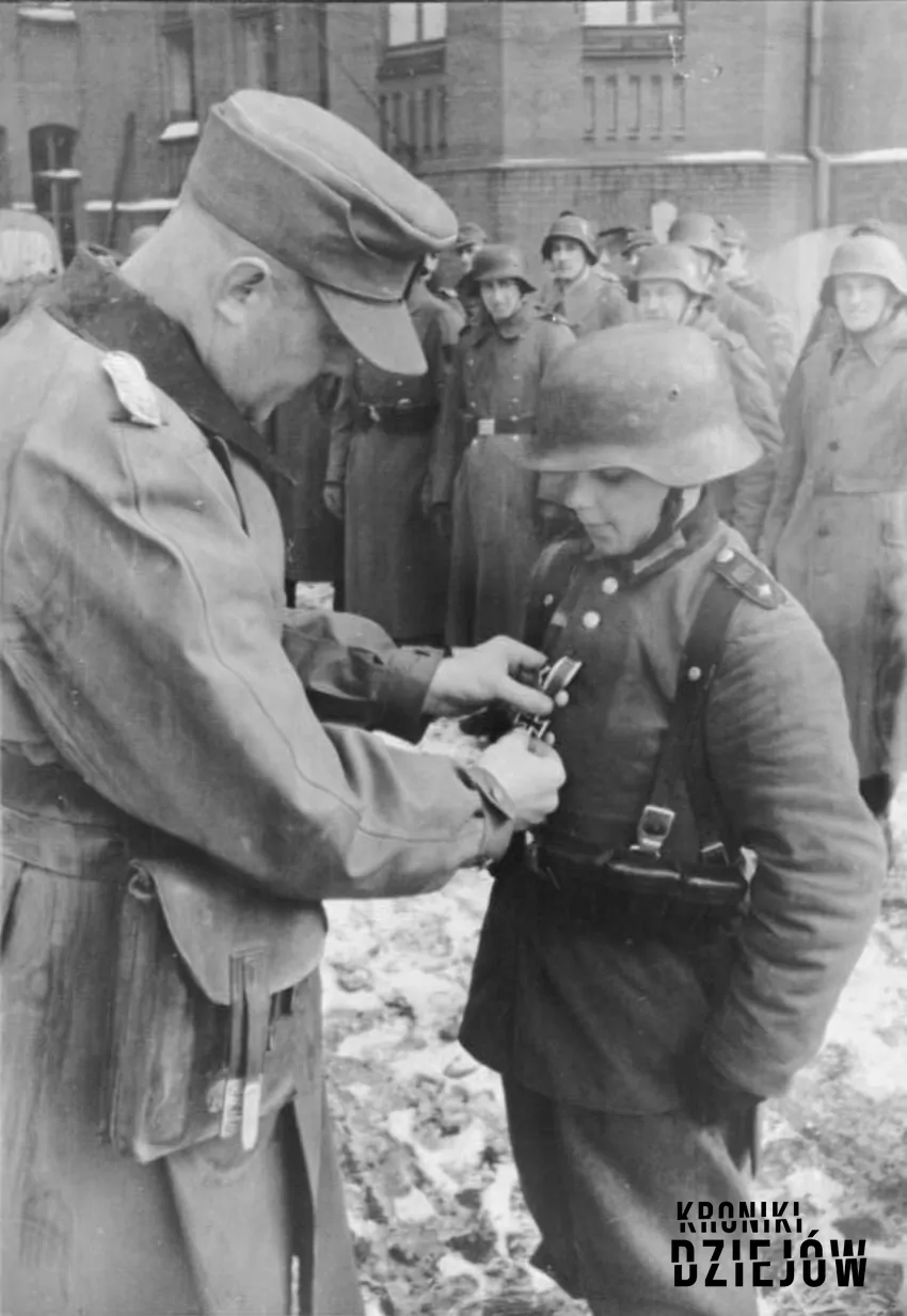 Szesnastoletni Willi Hübner odznaczony Krzyżem Żelaznym (marzec 1945), fot. domena publiczna/Wikipedia Szesnastoletni Willi Hübner odznaczony Krzyżem Żelaznym (marzec 1945)