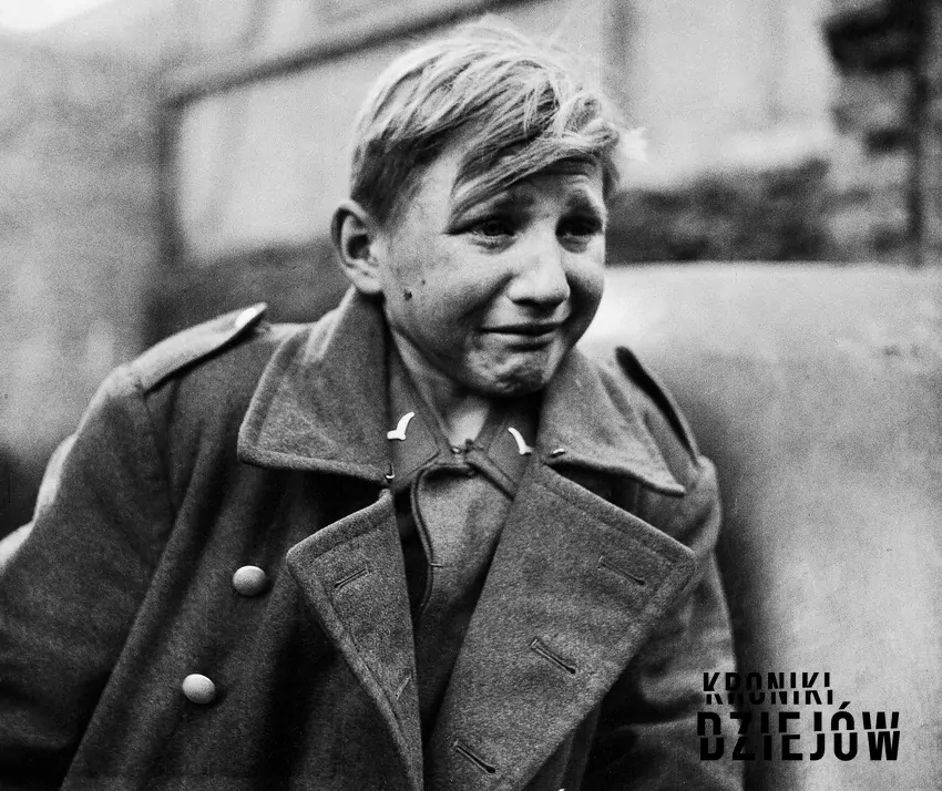 Piętnastoletni Hans-Georg Henke na fotografii Johna Florea (kwiecień 1945), fot. domena publiczna/Wikipedia Piętnastoletni Hans-Georg Henke na fotografii Johna Florea (kwiecień 1945)
