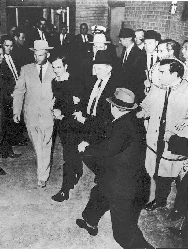 Morderstwo Lee Harveya Oswalda dokonane przez Jacka Ruby'ego w siedzibie policji w Dallas, 24 listopada 1963 r., zdjęcie Jacka Beersa Lee Harvey Oswald, Jack Ruby