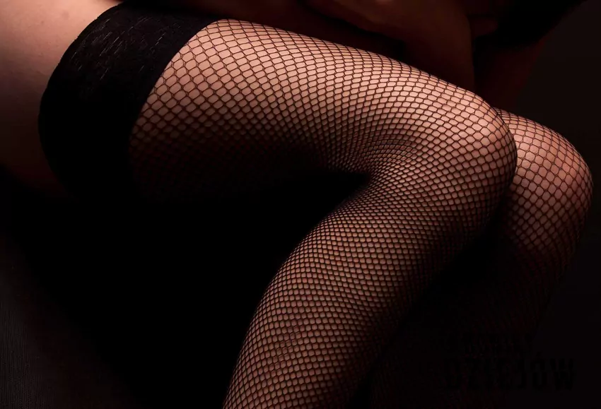 Kobieta w pończochach, a także portale społecznościowe dla dorosłych i zarobki na portalach dla dorosłych