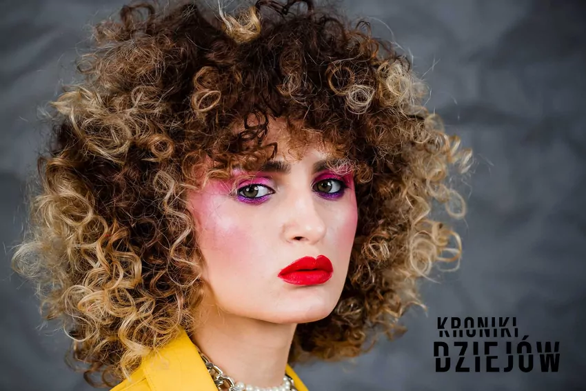 Kolorowy makijaż typowy dla kobiet w latach 80. Makijaż w PRL, czyli jak malowały się kobiety dawniej, najbardziej popularne kolory i kosmetyki