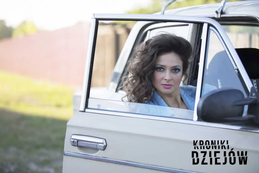 Typowy makijaż dla kobiet w czasach PRL Kobieta pomalowana na niebiesko, a także inne modne makijaże w czasach PRL, czyli jak malowały się kobiety