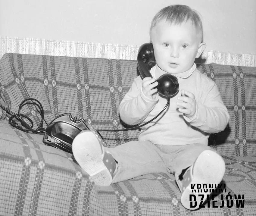 Chłopiec rozmawiający przez telefon