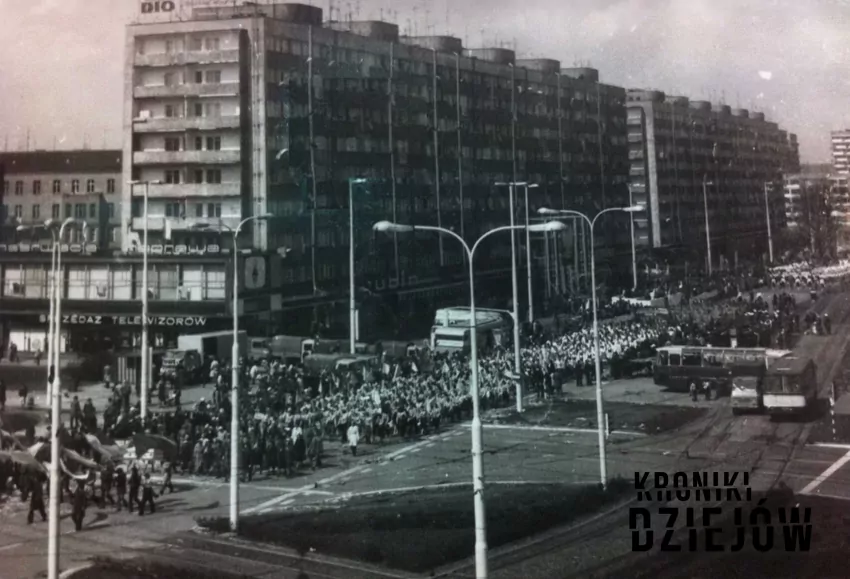 Święta państwowe w czasach PRL, czyli jak wyglądały święta państwowe, obchody 1 maja i tym podobne