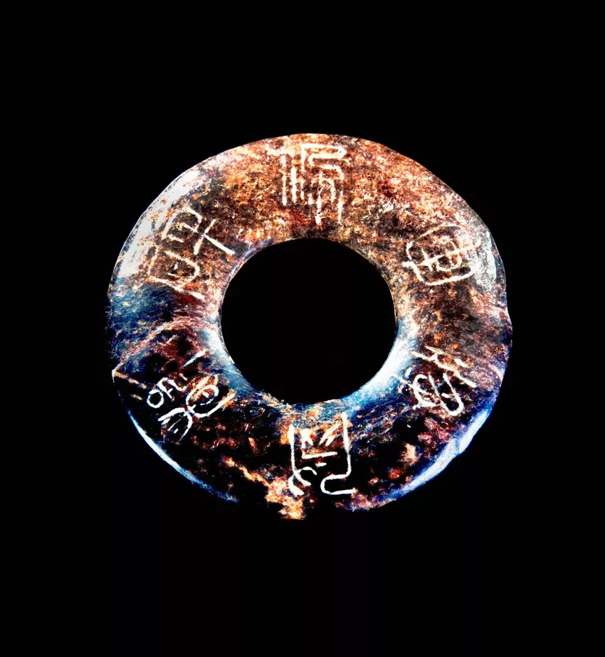 Wiek znalezisk wynosi od czterech do sześciu tysięcy lat Nefrytowy dysk z Chin