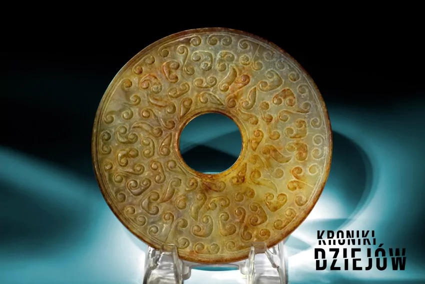 Tarcze i pierścienie z otworem pośrodku są chyba najczęściej spotykanym przedmiotem w starożytnym świecie Nefrytowy dysk z Chin