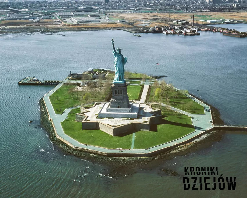 Statua Wolności, gwiaździsty fort Wood i Liberty Island, fot. domena publiczna/Wikipedia autor: Jack Boucher Statua Wolności, gwiaździsty fort Wood i Liberty Island