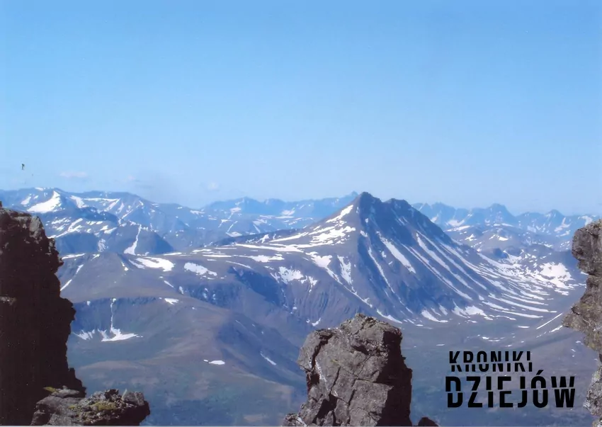 Fragment gór Ural na zdjęciu z kwietnia 2007 roku, fot. domena publiczna, lic. CC BY 2.0 Ural