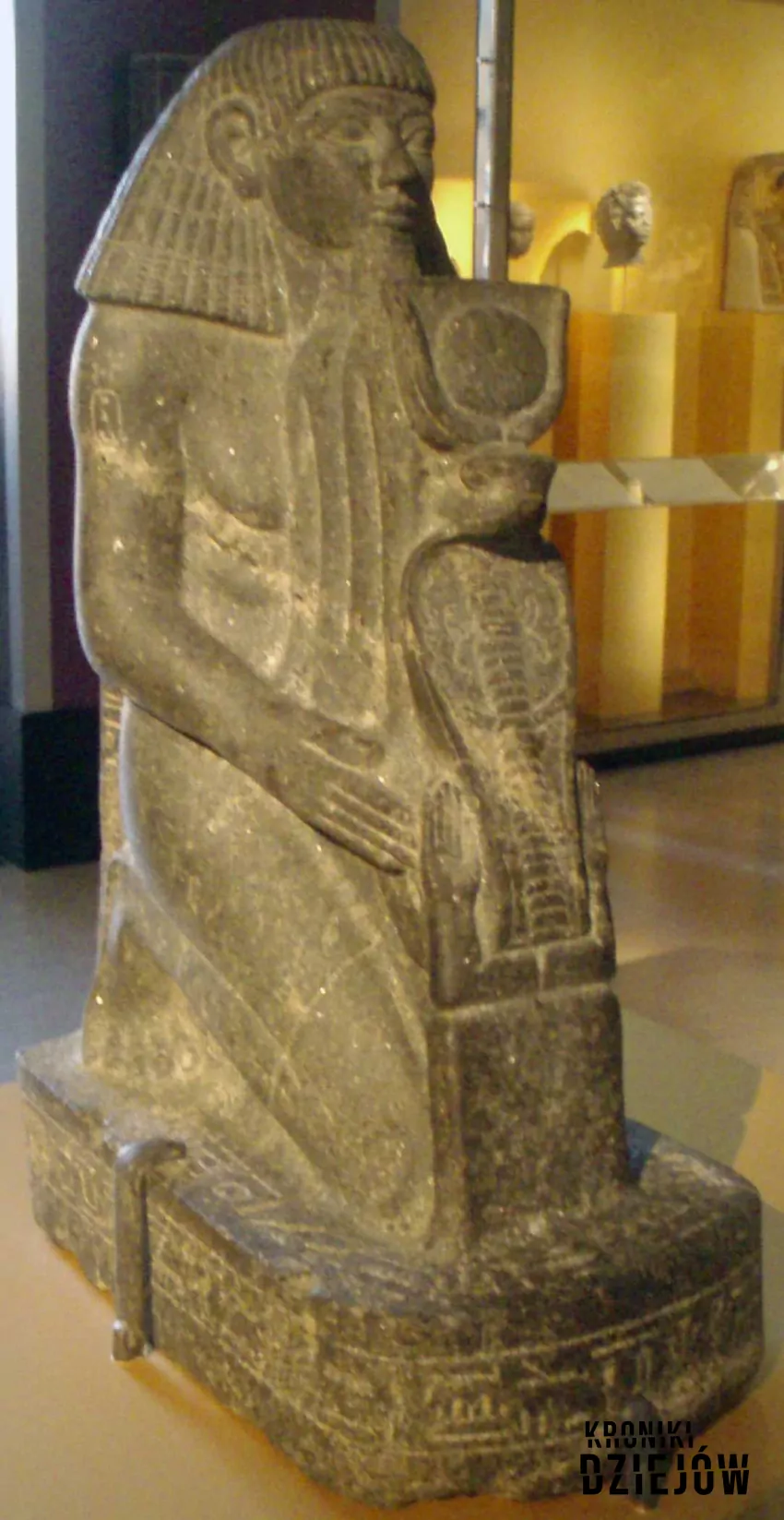 Posąd klęczącego Senenmuta trzymającego kryptogram z imieniem koronacyjnym Hatszepsut - fot. ze zbiorów Muzeum w Brooklinie lic. CC BY-SA 2.5 Senenmut i władczyni Hatszepsut oraz ich miłosna historia krok po kroku