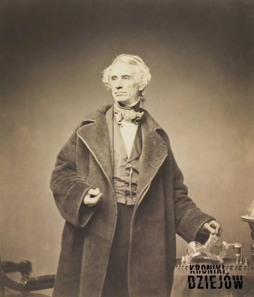 Morse ze swoim nadajnikiem sfotografowany przez Matthew Brady’ego w 1857 roku - fot. domena publiczna Morse oraz jego wynalazek i wpływ telegrafu na świat, najważniejsze informacje oraz zasada działania