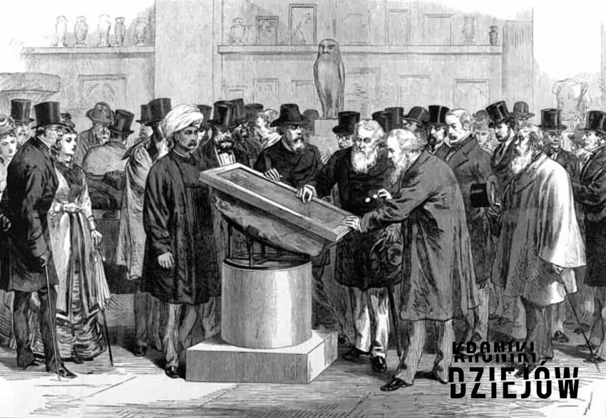 Eksperci badają kamień z Rosetty podczas Drugiego Międzynarodowego Kongresu Orientalistów w 1874 roku - fot. domena publiczna Wyprawa Napoleona do Egiptu i jej znaczenie dla kultury Zachodu oraz początek i przebieg