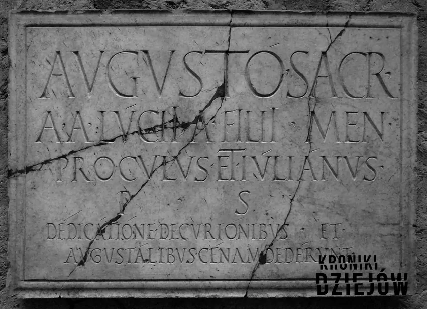 Napis łaciński z czasów Oktawiana Augusta - fot. Oleg licencja CC BY 2.0 Historia alfabetu, czyli powstanie nowoczesnego pisma krok po kroku