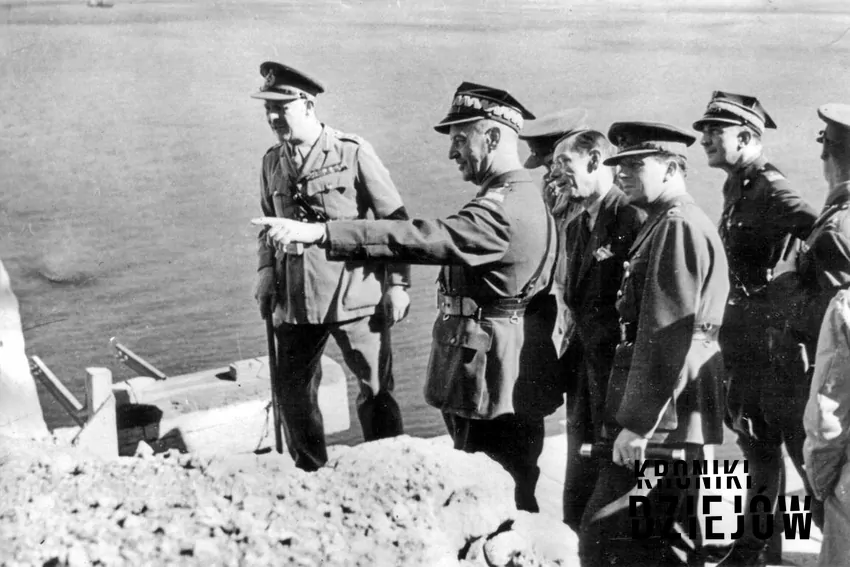 Generał Sikorski podczas wcześniejszej wizyty na Gibraltarze (1941 rok) - fot. domena publiczna Katastrofa lotnicza w Giblartarze, czyli jak zginął Władysław Sikorski, śmierć Sikorskiego i okoliczności i data