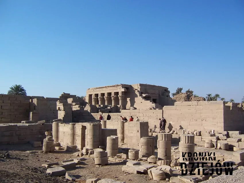 Roztopione granitowe schody w świątyni Hathor