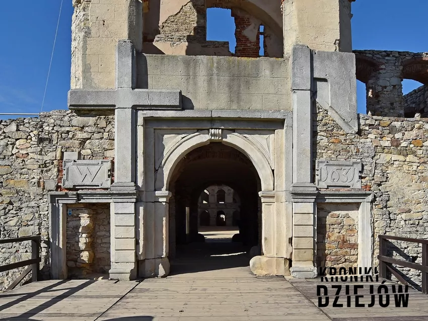 Rzeźby (krzyż i topór) przy bramie wjazdowej Krzyżtoporu