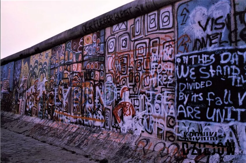 Fragment muru berlińskiego w 1986 roku - foto: Nancy Wong, licencja CC BY-SA 4.0 Zimna Wojna i jej główne punkty zapalne, a także najważniejsze wydarzenia konfliktu