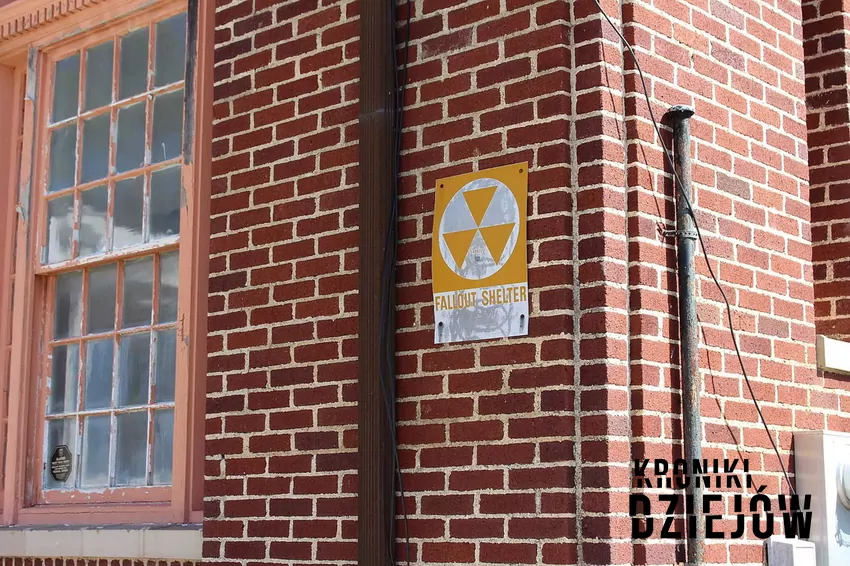 Znak schronu przeciwatomowego na budynku poczty w Live Oak na Florydzie - foto: Michael Rivera, licencja CC BY-SA 4.0 Punkty zapalne w czasie Zimnej Wojny, a także konflikt, wydarzenia oraz najważniejsze informajcje