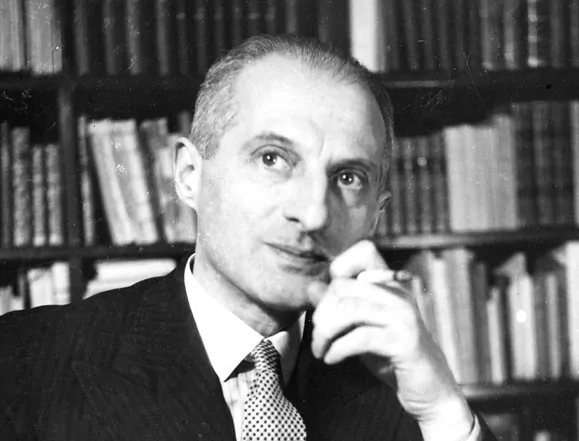 Tuwim z papierosem - fragment zdjęcia (domena publiczna; autor nieznany) Tuwim z papierosem