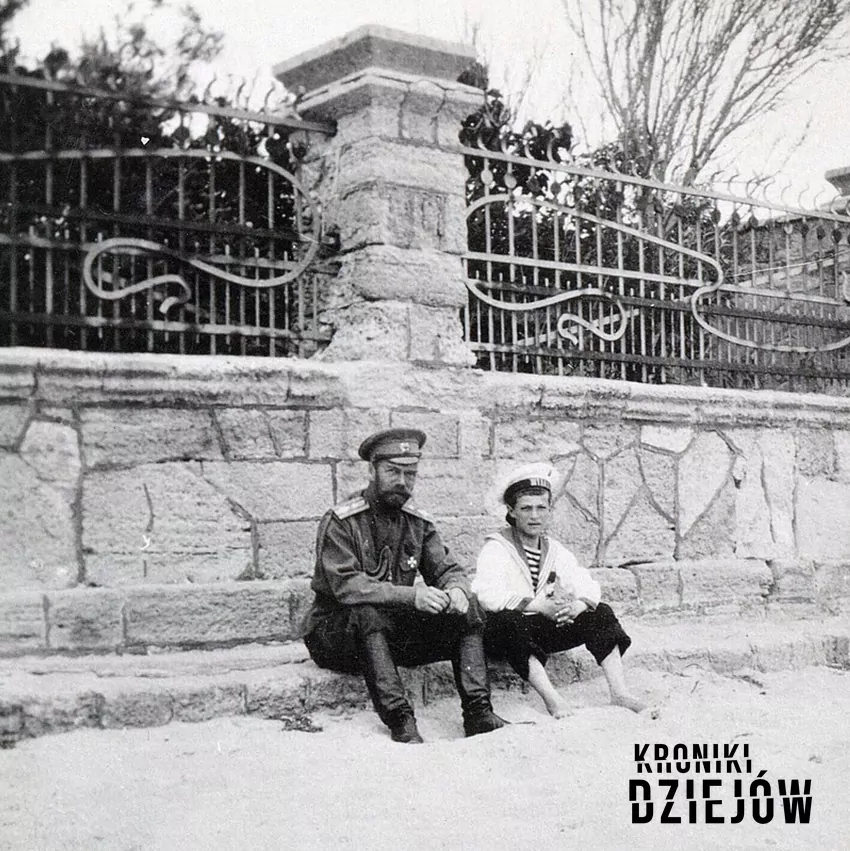 Carewicz Aleksy z ojcem w 1914 roku - fot. domena publiczna Carewicz Aleksy i inni carowie Rosji, którzy chorowali na hemofilię, a także informacje, jak przebiegała choroba rosyjskich carów i kto był jej nosicielem