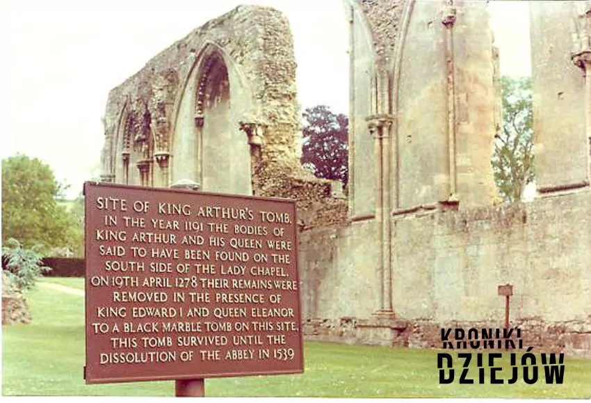 Domniemany grób króla Artura na terenie opactwa Glastonbury, fot. domena publiczna/Wikipedia Domniemany grób króla Artura na terenie opactwa Glastonbury