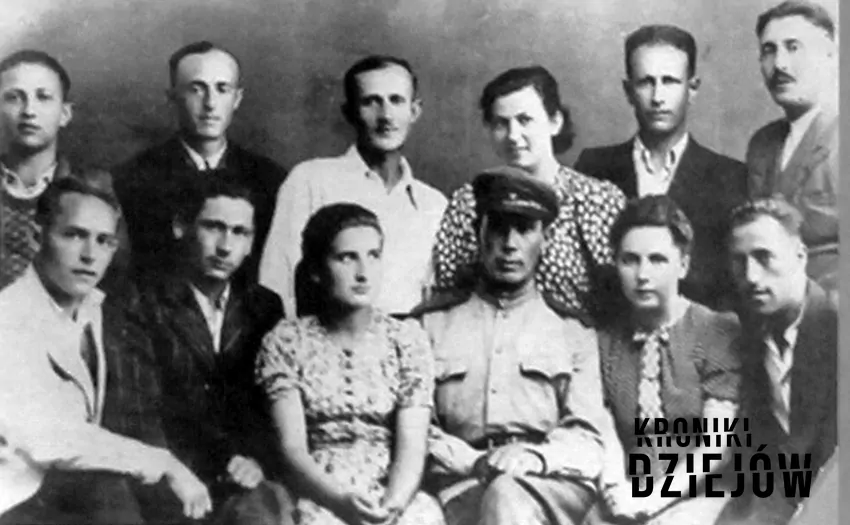 Grupa powstańców z Sobiboru. W górnym rzędzie, pierwszy z prawej, Leon Feldhendler, fot. domena publiczna/Wikipedia Grupa powstańców z Sobiboru. W górnym rzędzie, pierwszy z prawej, Leon Feldhendler