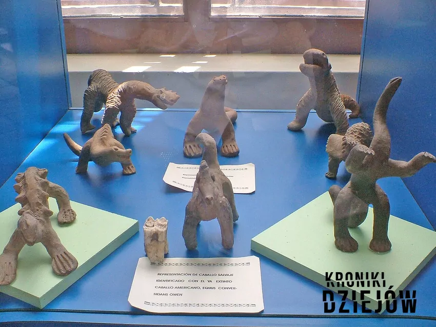 figurki dinozaurów z Acambaro w gablocie