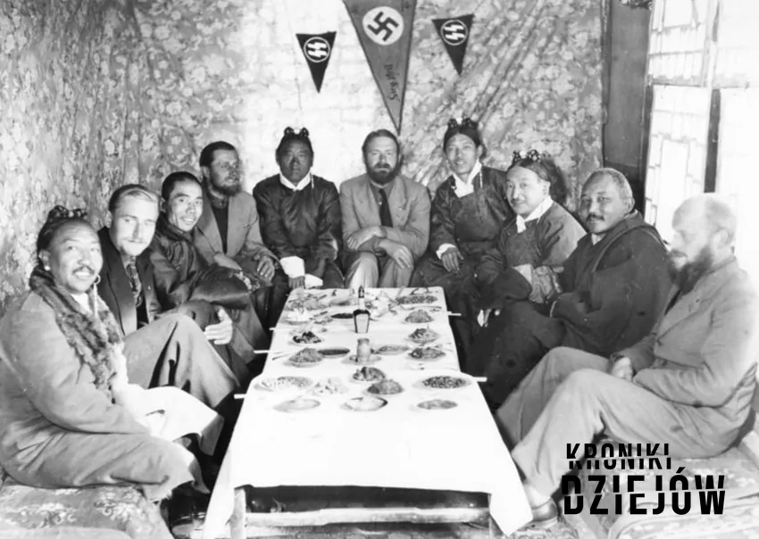 Członkowie ekspedycji SS z tybetańskimi dostojnikami w Lhasie (1939), fot. domena publiczna/Wikipedia Członkowie ekspedycji SS z tybetańskimi dostojnikami w Lhasie (1939)