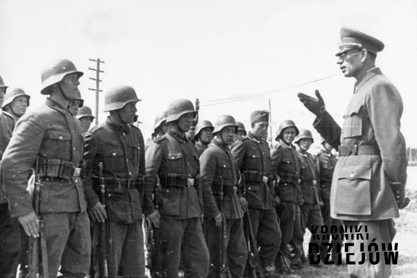 Generał Andriej Własow przemawiający do żołnierzy Rosyjskiej Armii Wyzwoleńczej (1944), fot. domena publiczna/Wikipedia Generał Andriej Własow przemawiający do żołnierzy Rosyjskiej Armii Wyzwoleńczej (1944)