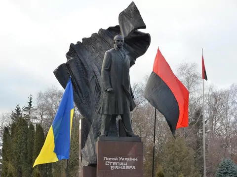 Przez Polaków skazany na śmierć, zamordowany przez Sowietów. Jest bohaterem narodowym Ukrainy