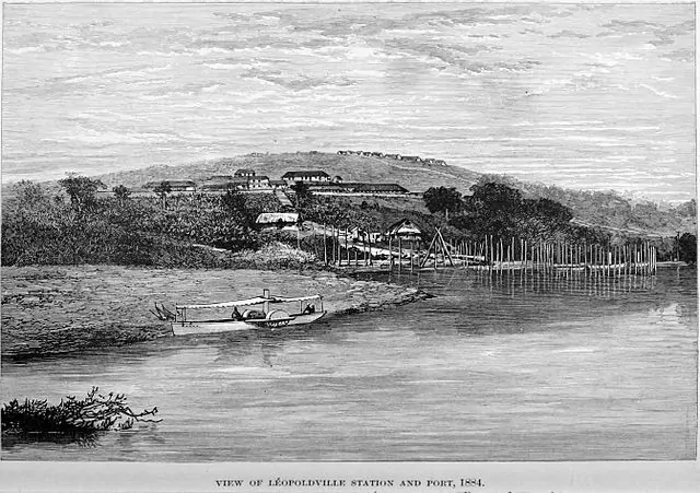 Widok na stację i port Leopoldville w roku 1884 - misja baptystów na szczycie Leopold Hill, fot. Henry Morton Stanley, lic. domena publiczna Wzgórze Leopold Hill w Leopoldville, jak Leopoldowi II udało się stać władcą Kongo, jak doszło do utworzenia Wolnego Państwa Kongo