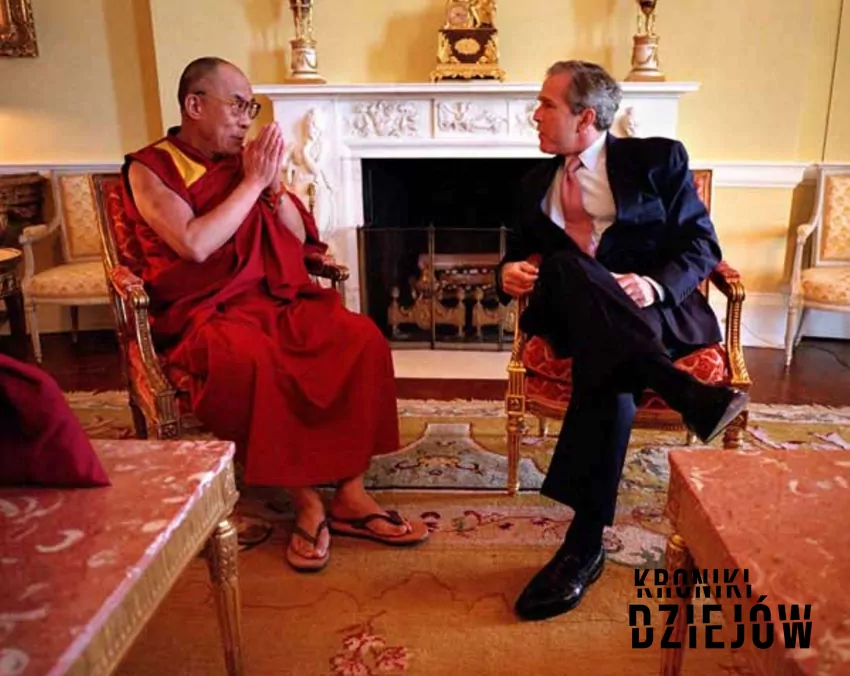 Dalajlama i George Bush w czasie wizyty w białym domu, fot. Eric Draper, domena publiczna/Wikipedia Dalajlama jako polityk