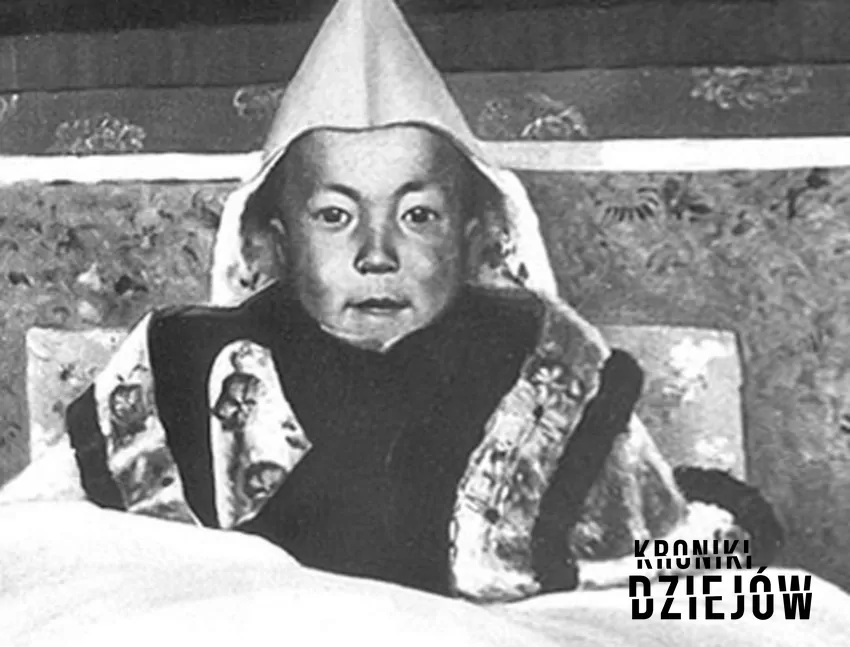 Obecny Dalajlama w wieku 2 lat po odkryciu jego wcielenia, fot. domena publiczna/Wikipedia Mały Dalajlama