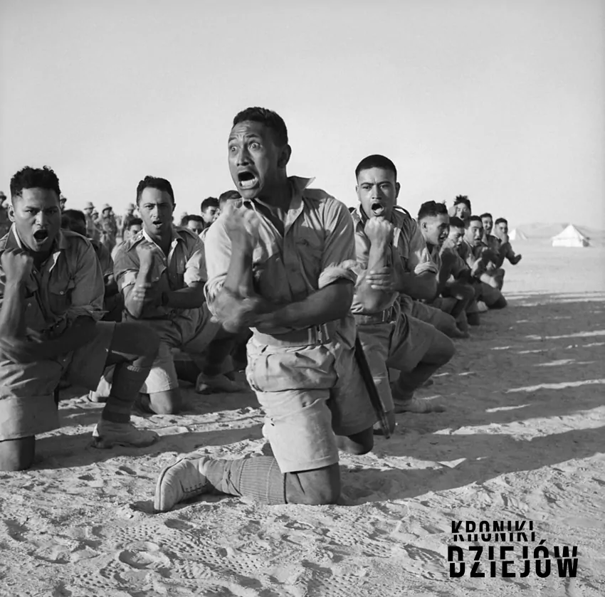 Członkowie 28. Batalionu podczas tradycyjnego wojennego tańca haka w Egipcie w 1941 roku - fot. domena publiczna Maorysi na froncie II wojny światowej, a także batalion 28 z Nowej Zelandii i jego udział w wojnie