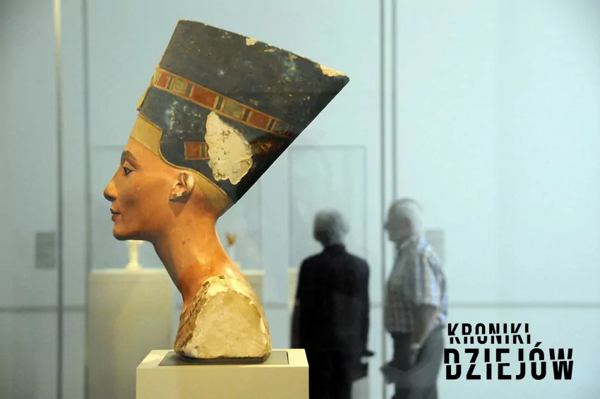 Najsłynniejsze popiersie Nefertiti z profilu - fot.: Jesus Gorriti, licencja: CC BY-SA 2.0 Nefretete, najsłynniejsza władczyni w Starożytnym Egipcie i jej historia oraz inne najsłynniejsze władczynie, jak Kleopatra