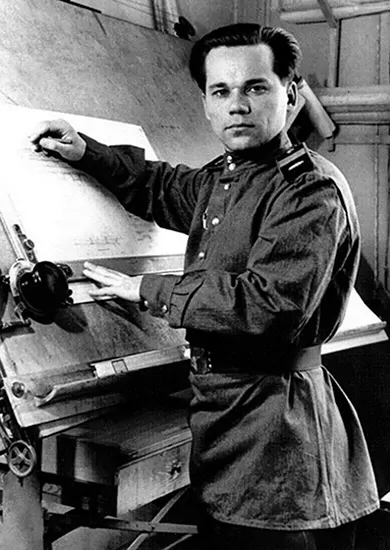 Michał Kałasznikow podczas pracy, Kałasznikow jako konstruktor karabinu maszynowego, historia Michaiła Kałasznikowa i jego pracy nad bronią automatyczną