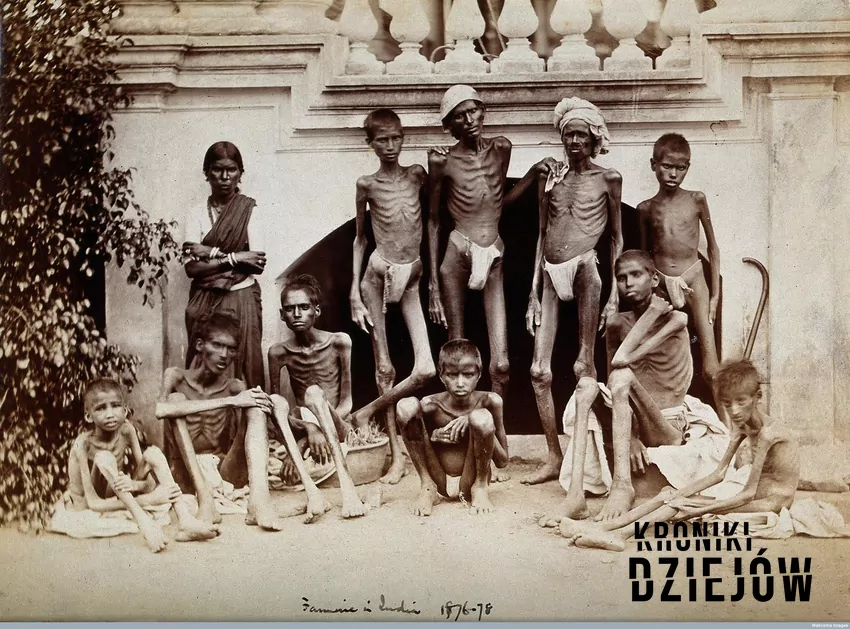 Ludzie dotknięci wielkim głodem w Indiach (1877), fot. domena publiczna/Wikipedia Ludzie dotknięci wielkim głodem w Indiach (1877)