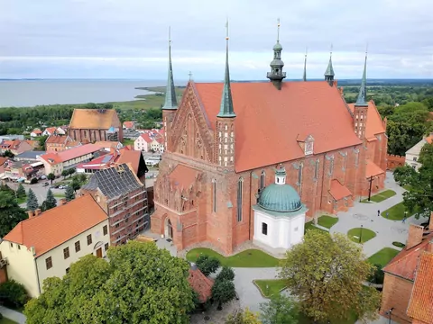 Potężna twierdza nad Zalewem Wiślanym. W jej murach dokonał się naukowy przewrót