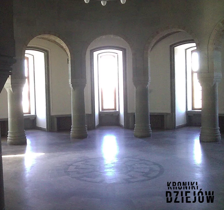 Obergruppenführersaal - reprezentacyjna sala z okultystycznym symbolem Czarnego Słońca na zamku Wewelsburg