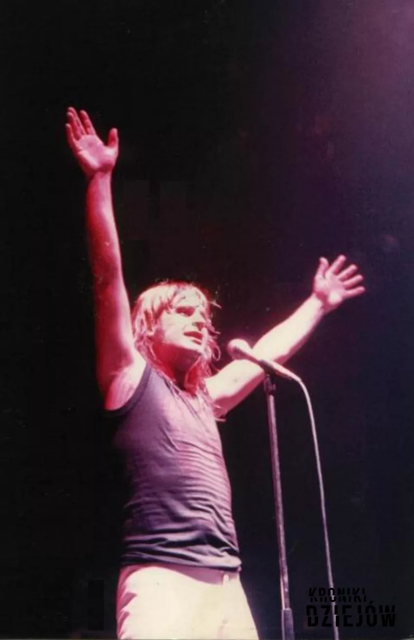 Ozzy Osbourne słynął ze scenicznej charyzmy i niezwykłej interakcji z fanami w trakcie koncertów. Na zdjęciu podczas występu w Cardiff, 1981 rok, fot. domena publiczna Koncert Ozzy'ego Osbourne'a w 1981r.
