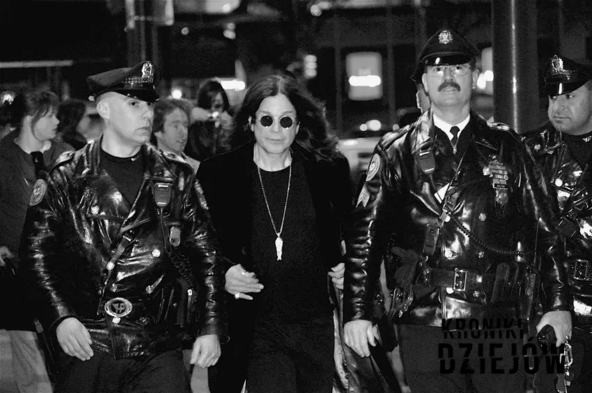 Ozzy Osbourne w 2010 roku opuszcza pod eskortą filadelfijskiej policji spotkanie autorskie wokół autobiografii "I Am Ozzy", fot. domena publiczna Ozzy Osbourne w 2010r.