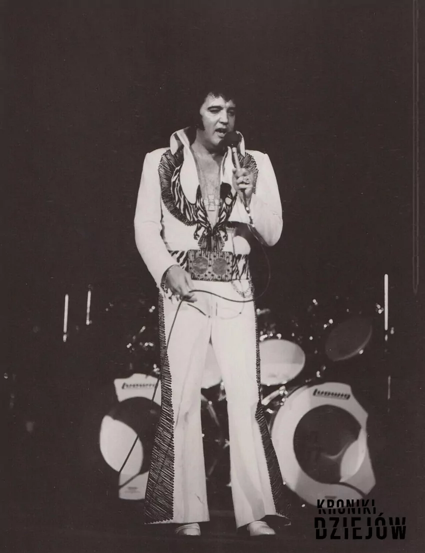 Czerwiec 1977r., Elvis w programie telewizyjnym "Elvis In Concert". Został wyemitowany po jego śmierci w październiku tego samego roku, fot. domena publiczna Jeden z ostatnich występów Elvisa Presleya, 1977 rok