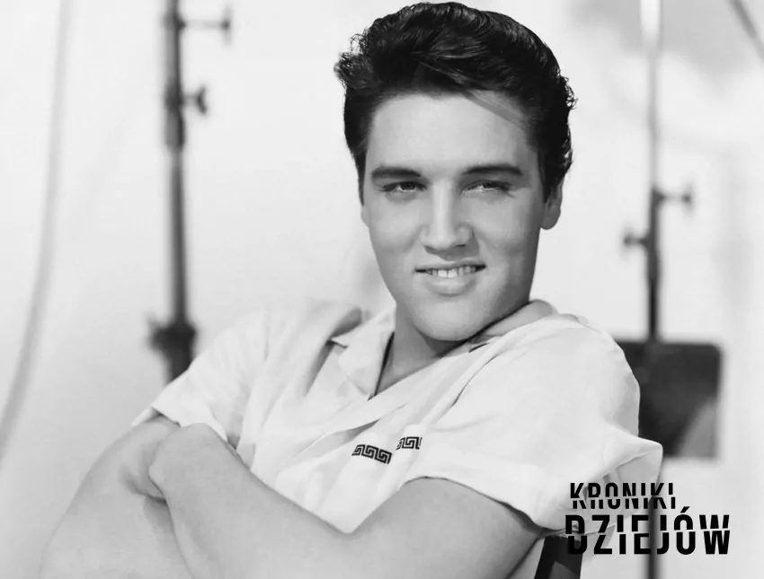 Elvis Presley w 1958 roku. Jego zawadiackie spojrzenie i zaczesane na żel włosy stały się jednym z symboli buntowniczego looku, fot. domena publiczna Elvis Presley w 1958r.