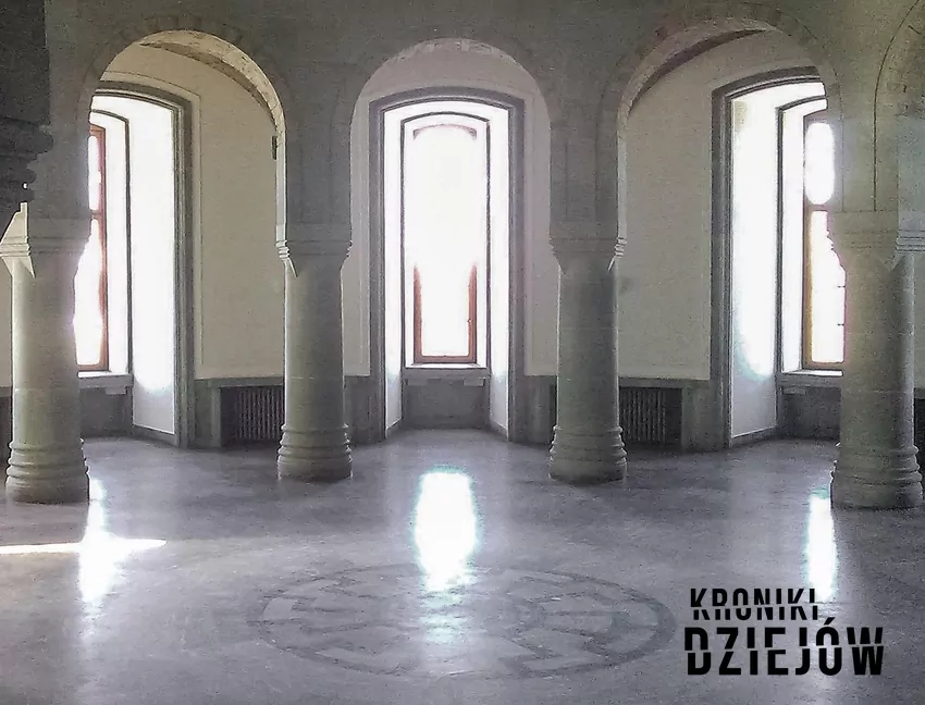 Obergruppenführersaal - reprezentacyjna sala z okultystycznym symbolem Czarnego Słońca na zamku Wewelsburg
