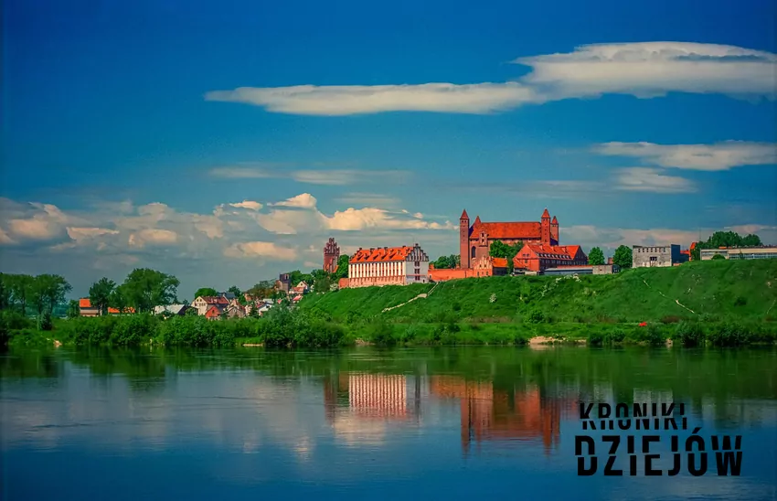 Widok zamku w Gniewie z brzegu Wisły, fot. domena publiczna/Wikipedia Widok zamku w Gniewie z brzegu Wisły