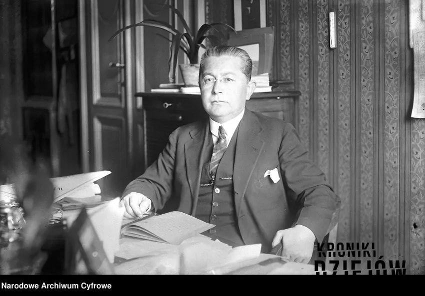 Marian Dąbrowski w gabinecie, fot. domena publiczna/Narodowe Archiwum Cyfrowe Marian Dąbrowski przy biurku