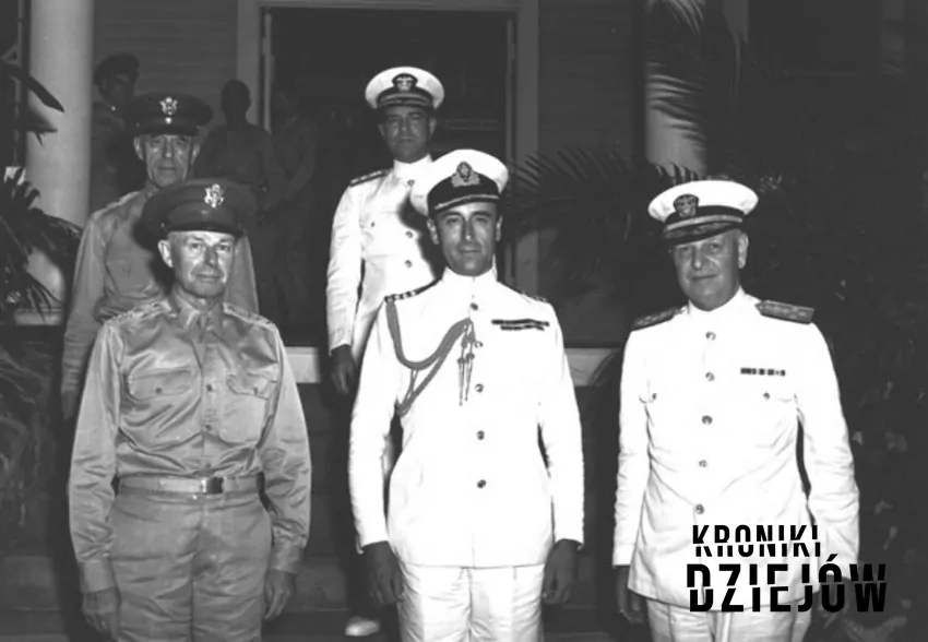 Lord Mountbatten (pośrodku) z dowódcami Armii Stanów Zjednoczonych w 1941 roku na Hawajach - fot. domena publiczna Lord Mountbatten i jego historia oraz najważniejsze informacje i rola w rodzinie królewskiej
