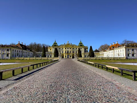 Podziemny tunel, włoskie aktorki i słynny ród. "Wersal Podlasia" nadal olśniewa dawnym przepychem